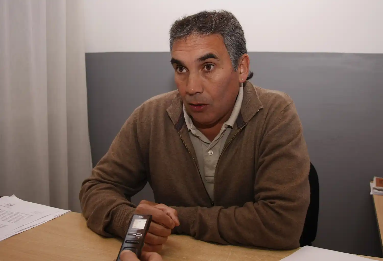 Le secuestraron el vehículo por falta de documentación y provocó destrozos en la Dirección de Tránsito