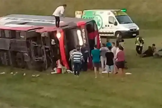 Dos muertos al volcar un micro en la autovía 2