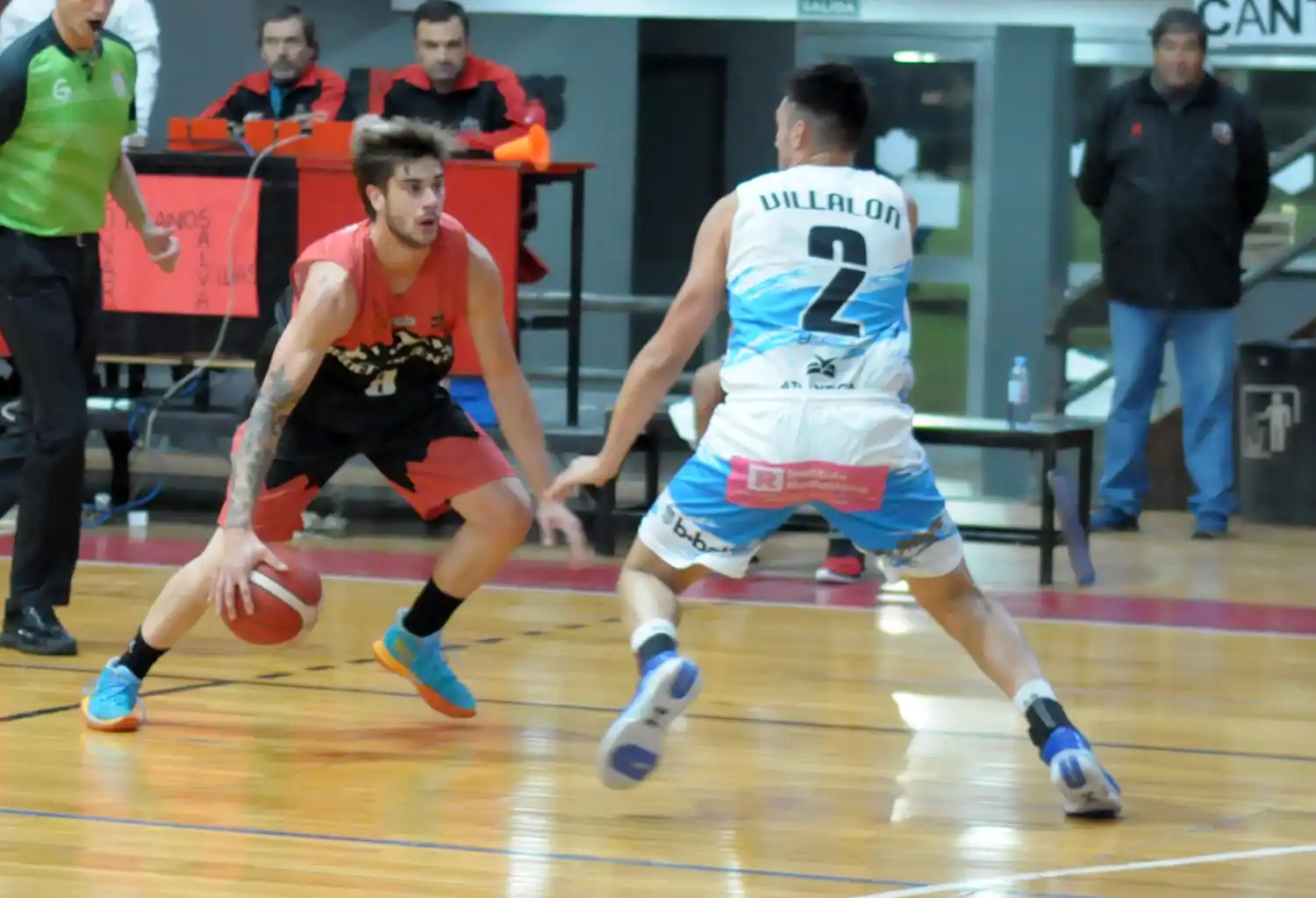 Pallotti, ante Villalón, en la derrota de Independiente ante Unión.