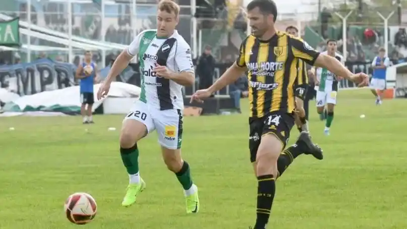 FOTO LA NUEVA Romat sale al cruce ante Castro.