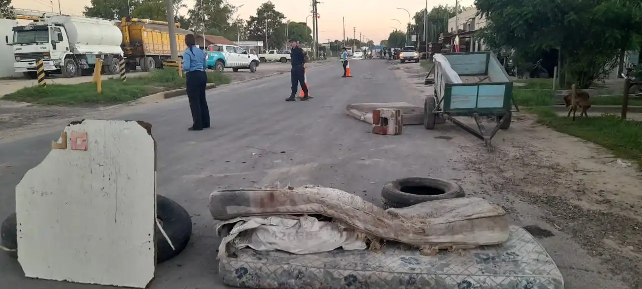 Vecinos damnificados por inundaciones cortaron avenida Perón