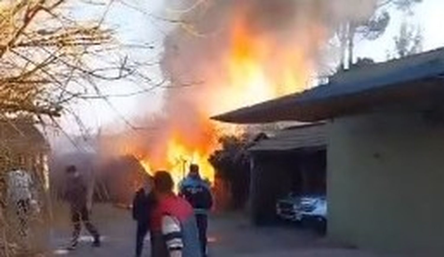 Una imagen del incendio en el complejo de cabañas durante la mañana del martes.