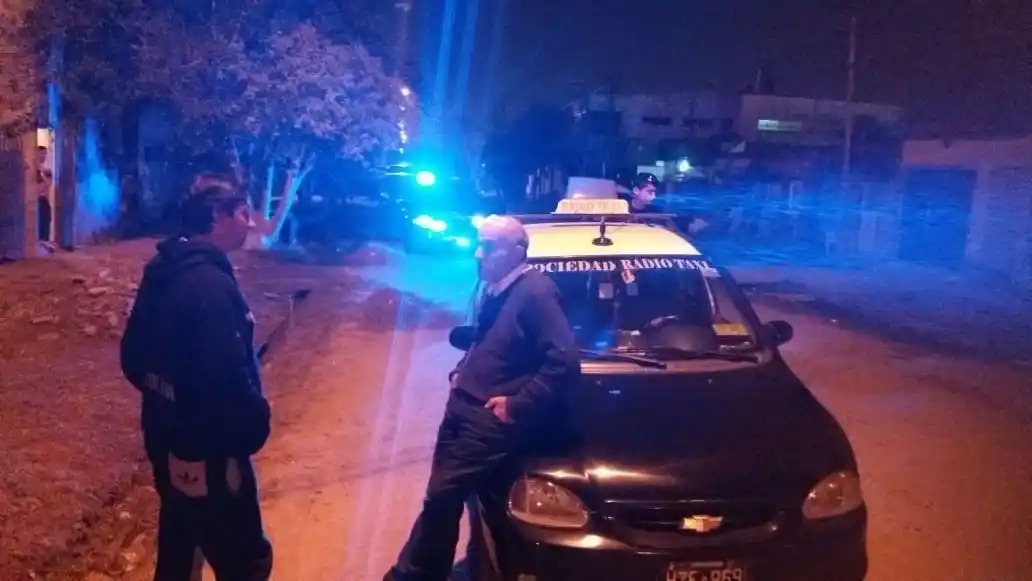 Hirieron a un taxista durante un asalto