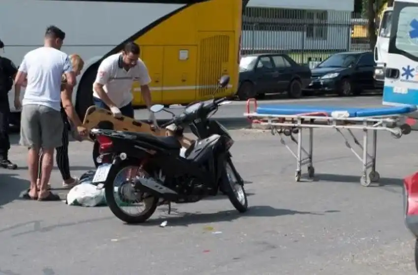 Una motociclista se salvó de milagro tras chocar contra un auto y un camión