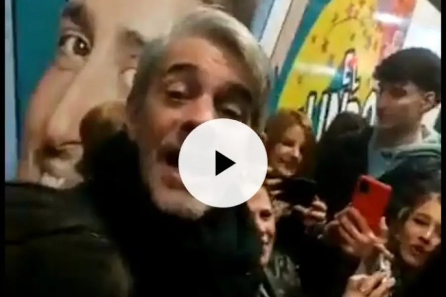 VIDEO | "Volá gil": Echarri a los gritos con un hombre que quiso escracharlo a la salida del teatro