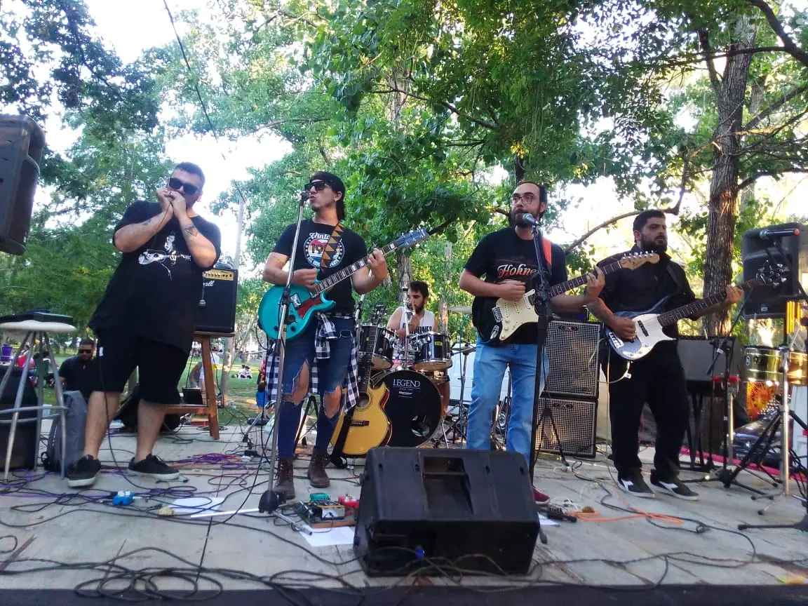 King Bee toca en Cuarta Pared con Los Crotos como invitados.