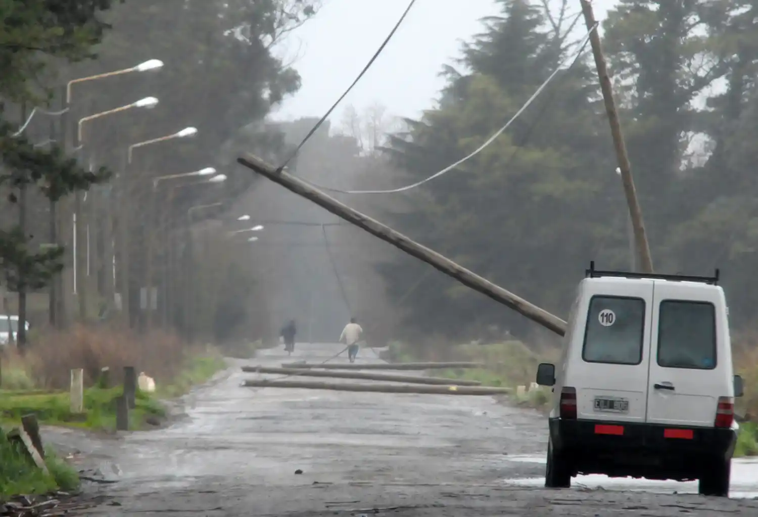 Por el temporal, Defensa Civil recibió más de 130 llamados, se registraron diversos daños y evacuaron a dos familias