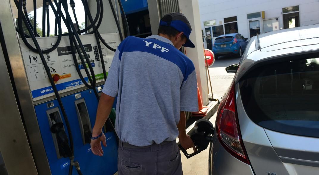 YPF lanza descuentos del 15% para personal docente en la carga de combustibles