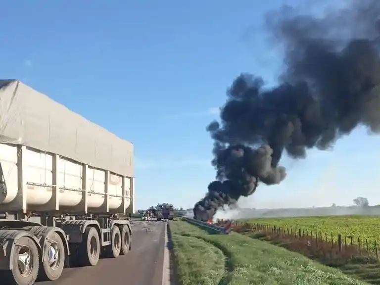Trágico accidente en la Ruta Nacional 33 entre una ambulancia y tres camiones: dos muertos