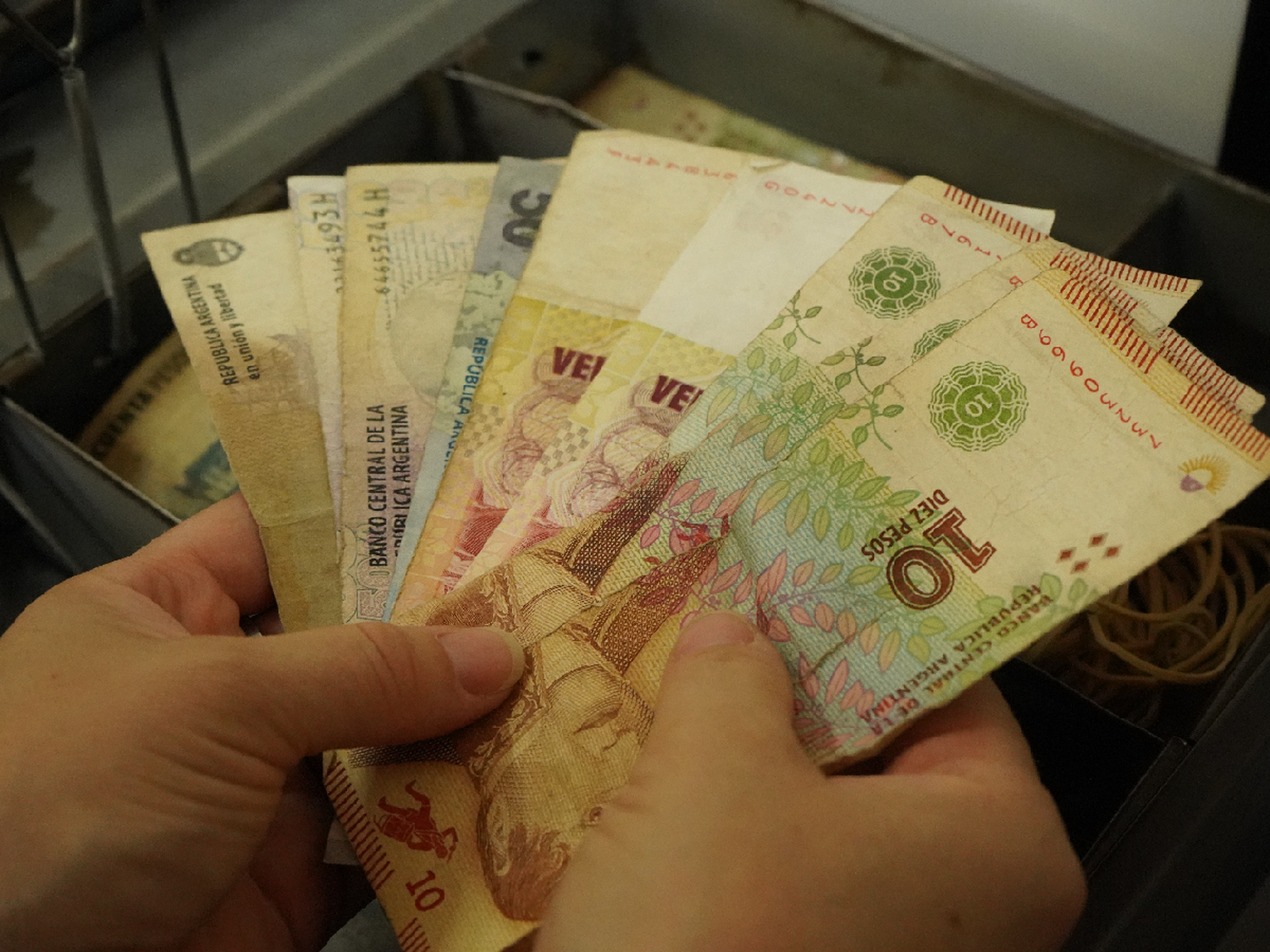 Comerciantes minoristas padecen la falta de billetes “chicos”