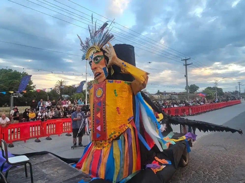 El Rey Momo fue presentado en sociedad antes de ser quemado el próximo martes.