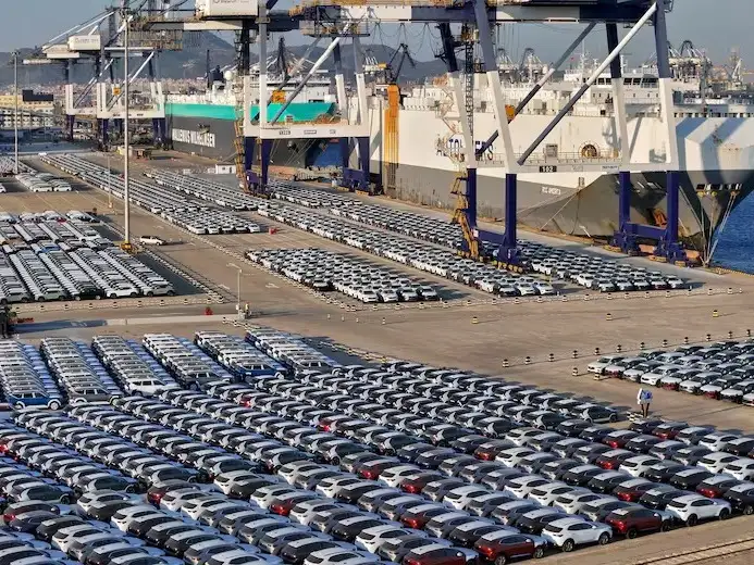 El Gobierno tiene listo el decreto para bajar las retenciones a la exportación de autos: los detalles y el factor que lo frena