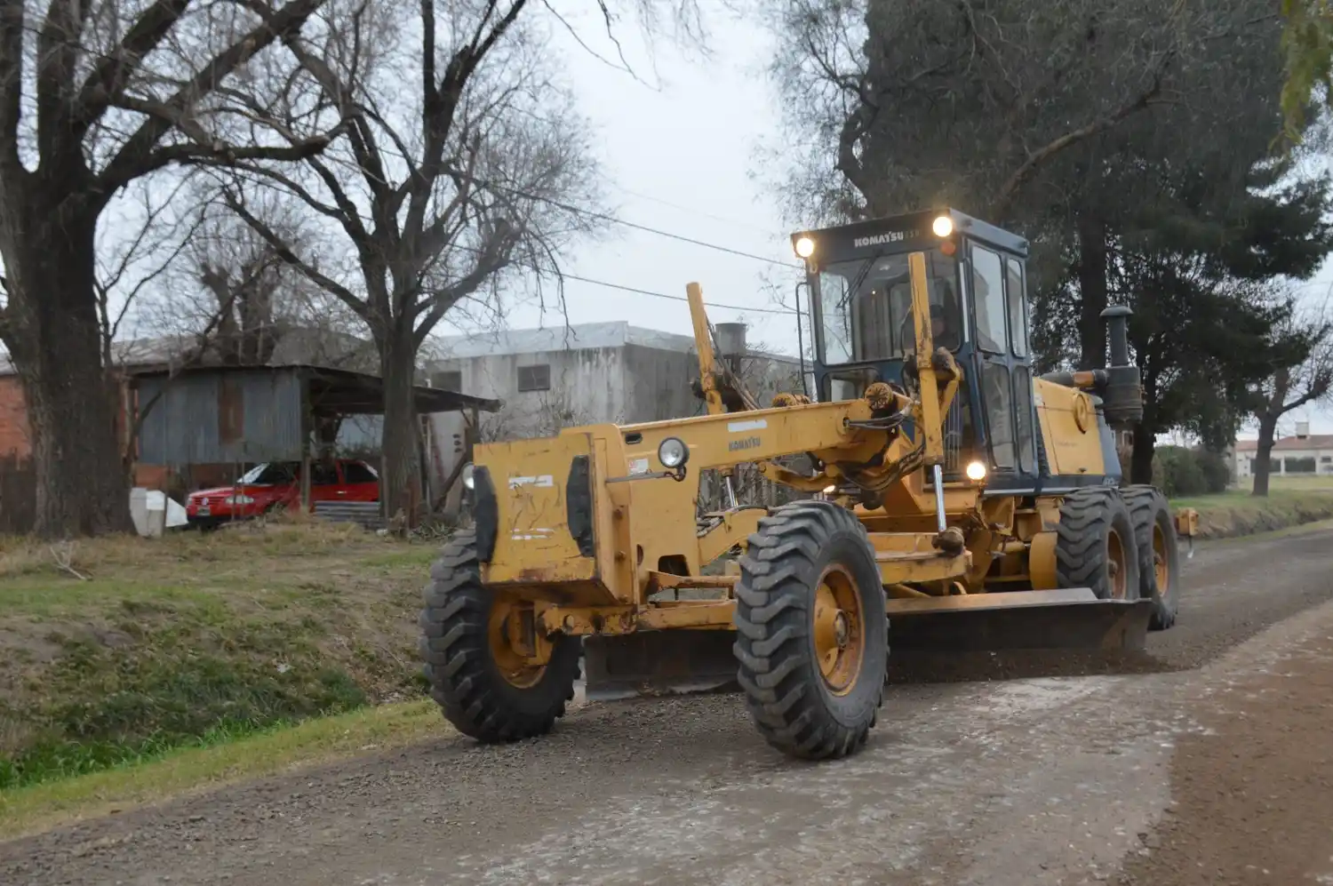 La motoniveladora trabajando en los barrios de la ciudad.