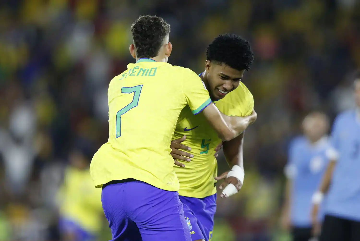 Sténio y Andrey Santos festejan el primer gol en el partido definitorio.