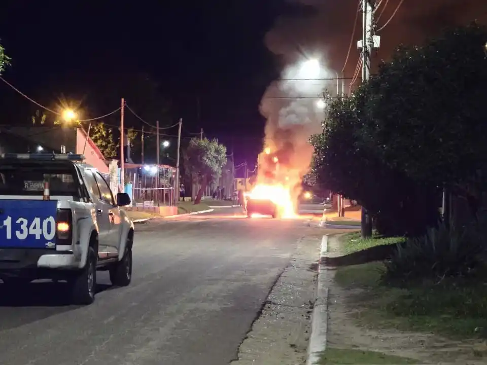 Un automóvil se incendió en la vía pública