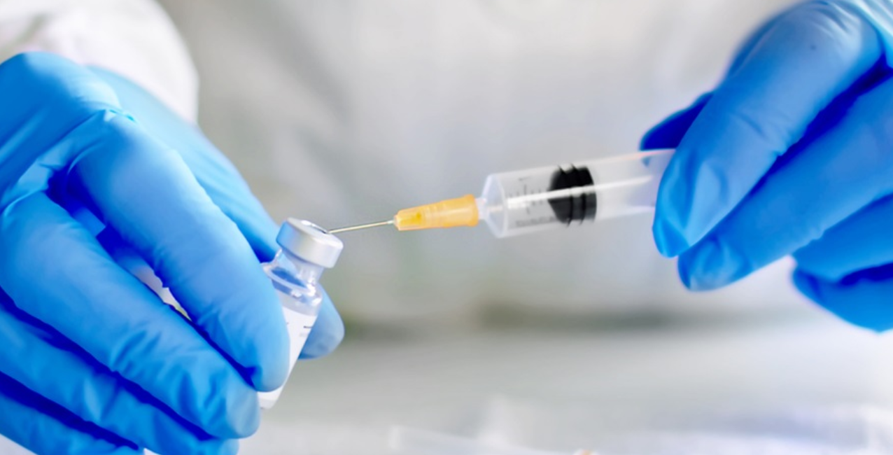 La misma protege contra los cuatro serotipos del virus.