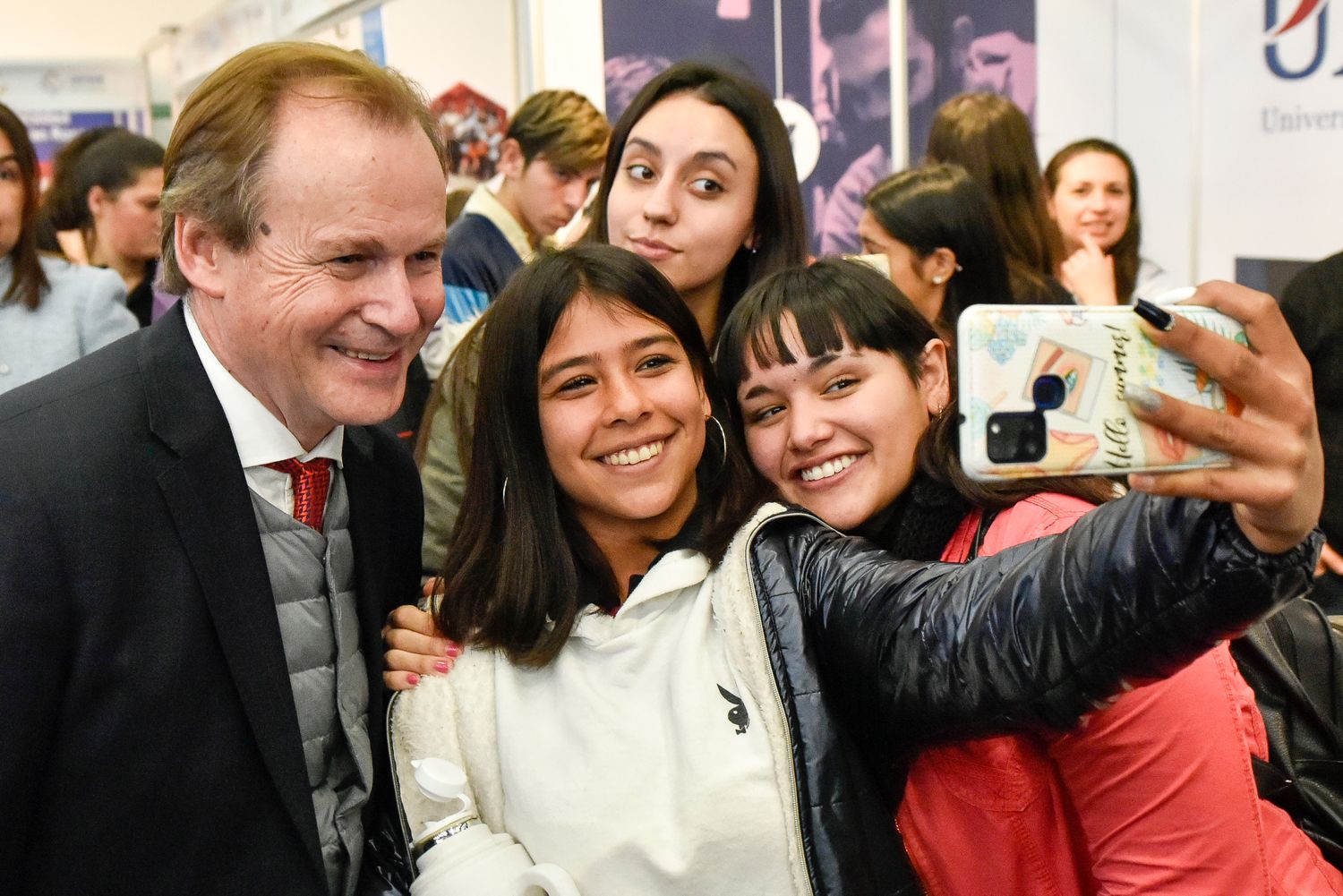 Becas: Bordet anunció un aumento en el monto