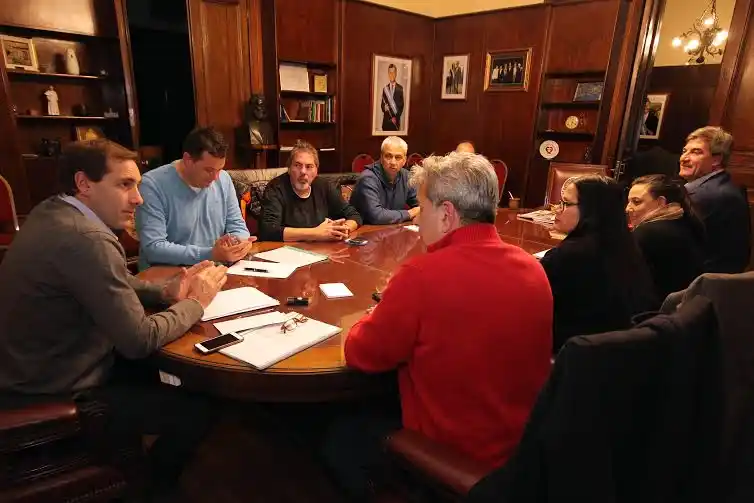 La Plata: Garro acordó nuevo incremento salarial para Municipales