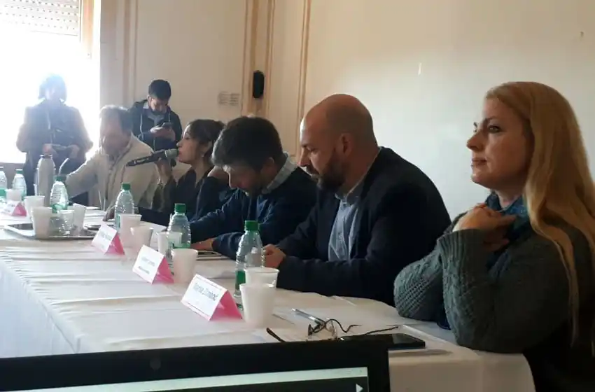 Candidatos a intendente debatieron en el colegio La Sagrada Familia