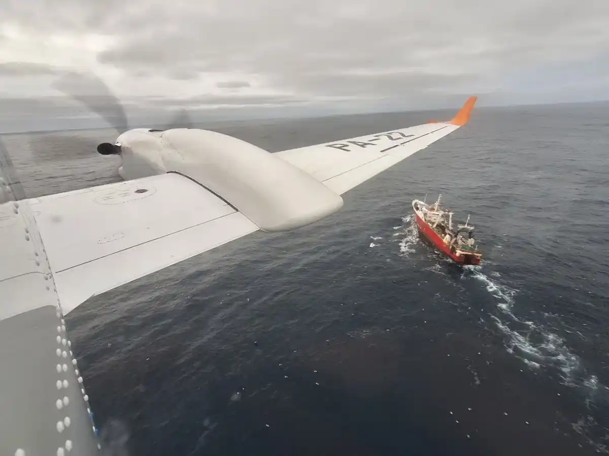 Personal de la Prefectura Naval Argentina monitorea desde el aire el desplazamiento de buques extranjeros en aguas del Atlántico Sur. Foto: PNA.