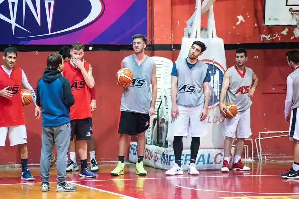 Central Entrerriano juega su primer amistoso ante Parque Sur en el Bértora