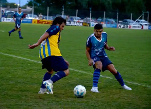 Juventud Urdinarrain ganó el clásico y aseguró la clasificación