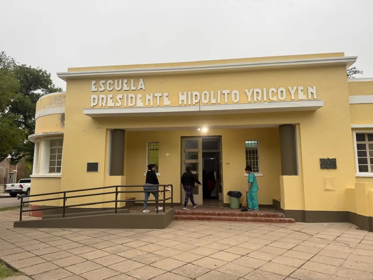 A través del Fodemeep, el municipio realizó tareas de pintura en el exterior e interior de la Escuela Yirigoyen