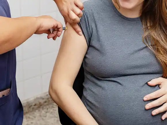 Salud insta a las embarazadas a vacunarse contra el Virus Sincicial Respiratorio para proteger a sus bebés