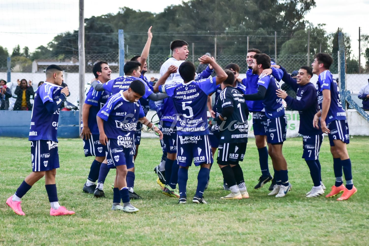 Festejo. De los jugadores de Ministerio tras vencer a Gimnasia