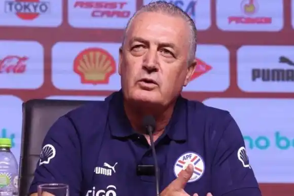 Curiosa analogía de Gustavo Alfaro en la previa al encuentro contra la Selección: "Argentina es como la humedad"