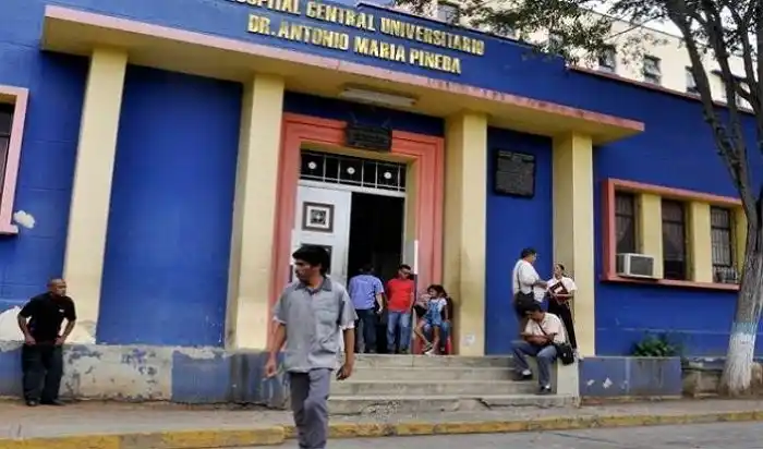 ¡POR UN GRIFO! Inundado cuarto piso del hospital central de Barquisimeto