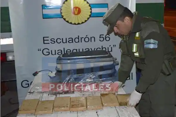 Hallaron siete ladrillos de marihuana envueltos en mantas embebidas en café