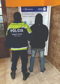 La policía identificó y detuvo a un hombre involucrado en el robo a un comercio