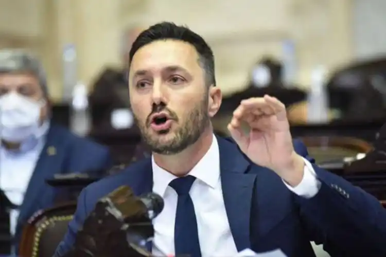 "Tenga decencia y respeto. Llámese a silencio y siga descansando en España, desde donde ya no va a poder seguir arruinando el país” sentenció el ministro.