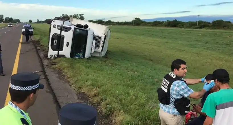Tremendo vuelco de un camión en la autovía 14