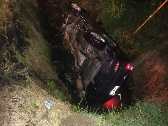 Dio paso a otro auto y cayó con el coche en un zanjón de Chivilcoy y Rojas