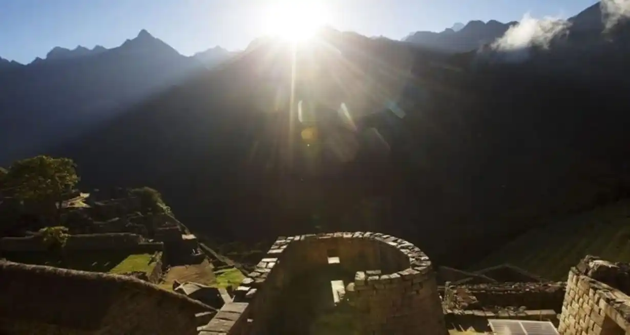 El monumento Stonehenge en Reino Unido y el Machu Picchu en Perú (foto) se edificaron para seguir el progreso anual de nuestra estrella. Foto: Agencia