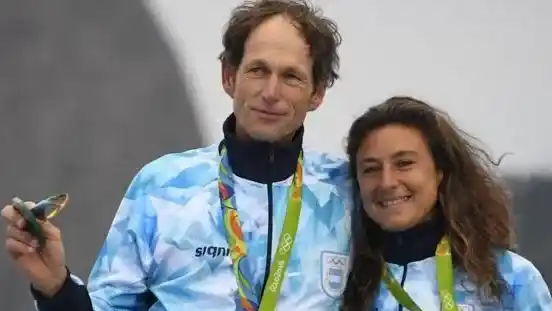 Santiago junto a Cecilia Carranza al ganar la medalla de oro en los Juegos Olímpicos de Río 2016