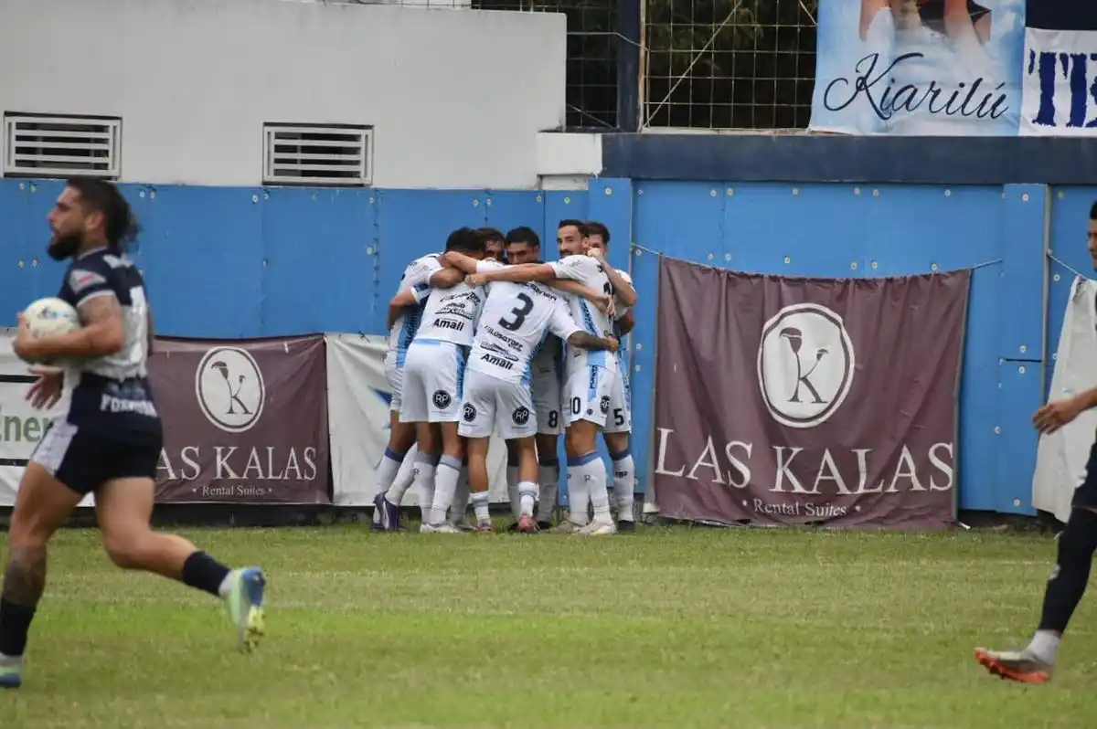 Festejo de gol, tras la definicion de Lucas Albertengo