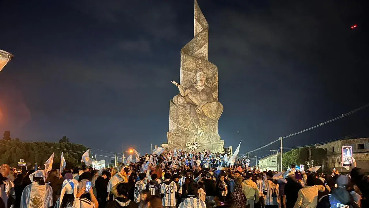 El Monumento a la Gesta de Malvinas. Una multitud de gente pobló Quequén