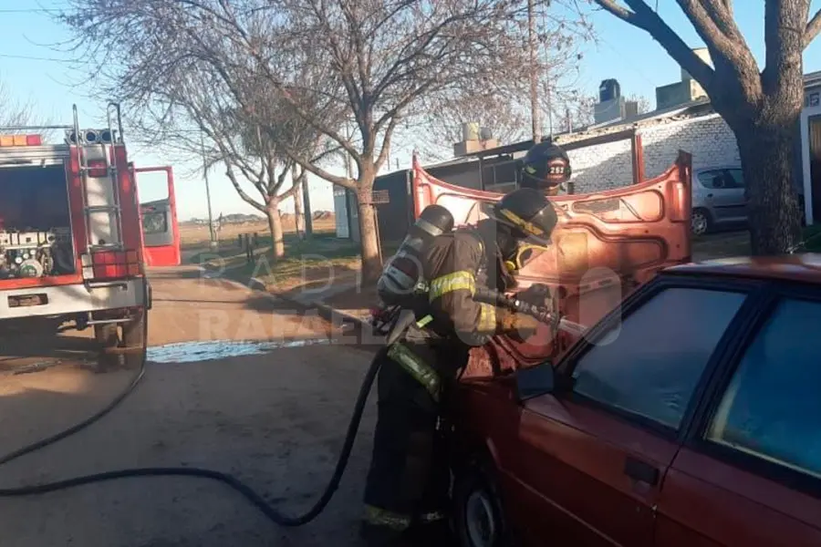 Su auto tomó fuego, intentó apagarlo con baldes de agua y tuvieron que acudir los Bomberos