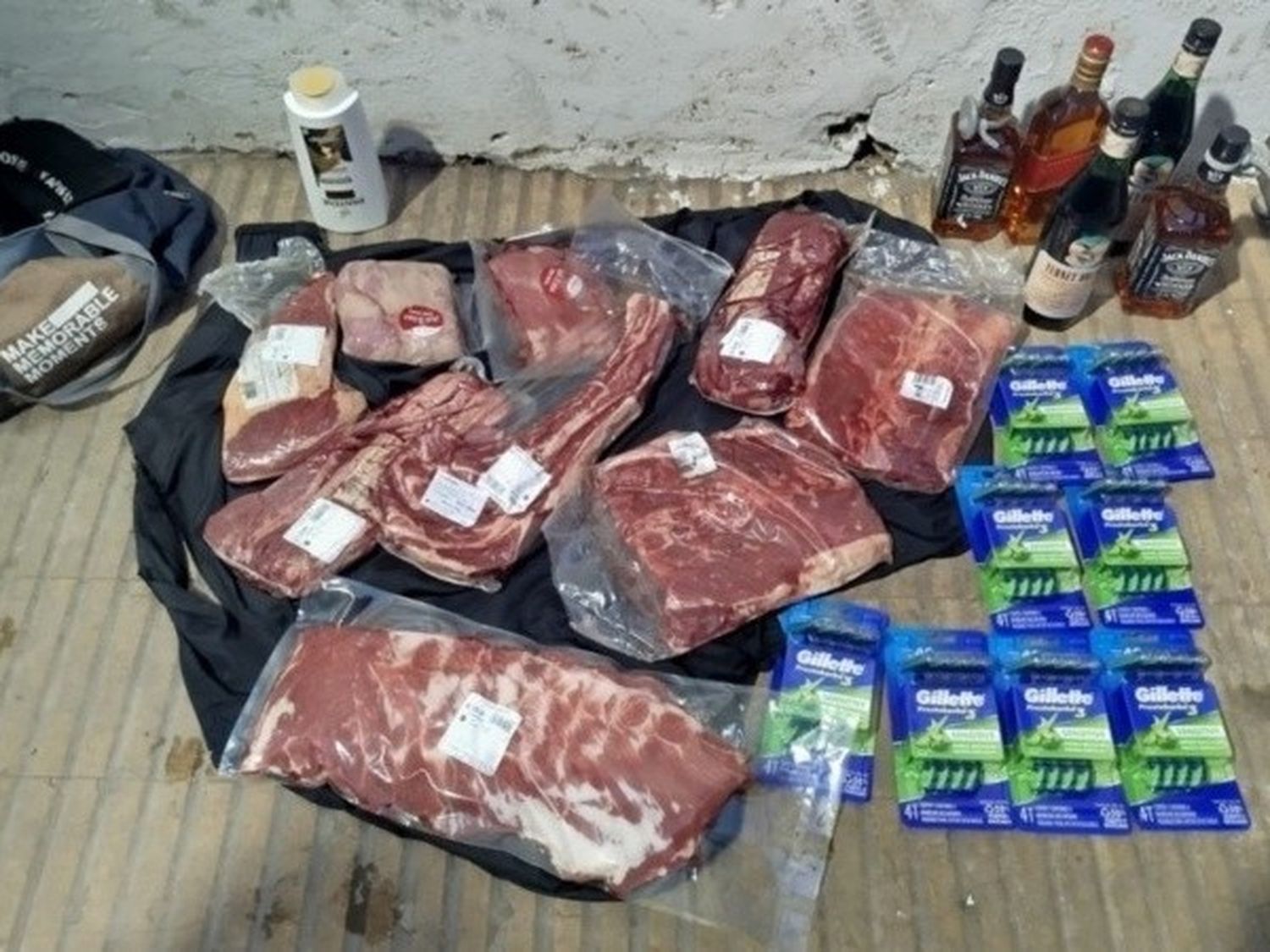 Intentó robar carne, whisky y afeitadoras: los empleados lo retuvieron y lo entregaron a la policía