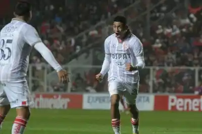 Unión goleó a Argentinos Juniors en el 15 de Abril