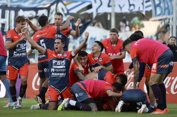 Historia rosarina: Central Córdoba eliminó a Gimnasia por penales