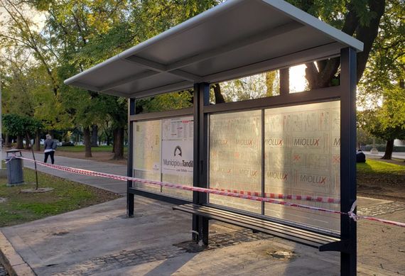 Avanzan con la instalación de nuevos refugios en la Plaza Independencia 