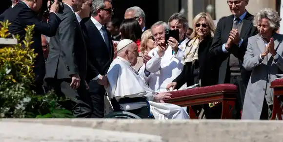 A dos semanas del alta, el Papa Francisco “está de buen humor”