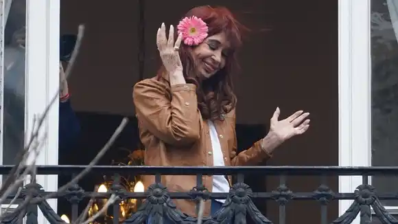 Cristina, tras el anuncio del préstamo de Trump a Milei: "Nunca se ha visto quemar tantos dólares en tan poco tiempo"