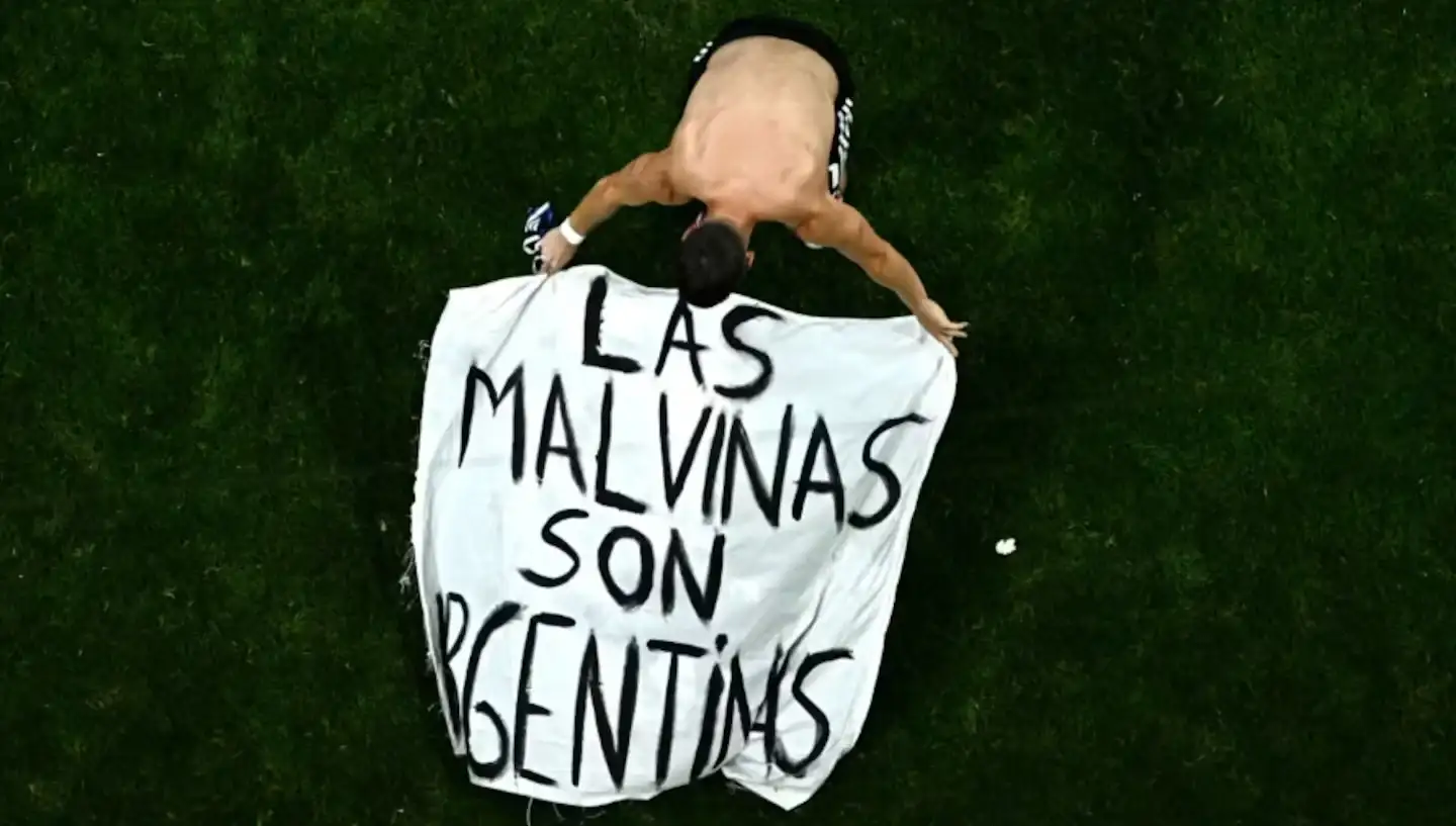 El hincha que creó la bandera de Malvinas contó cómo logró ingresarla al estadio - 3