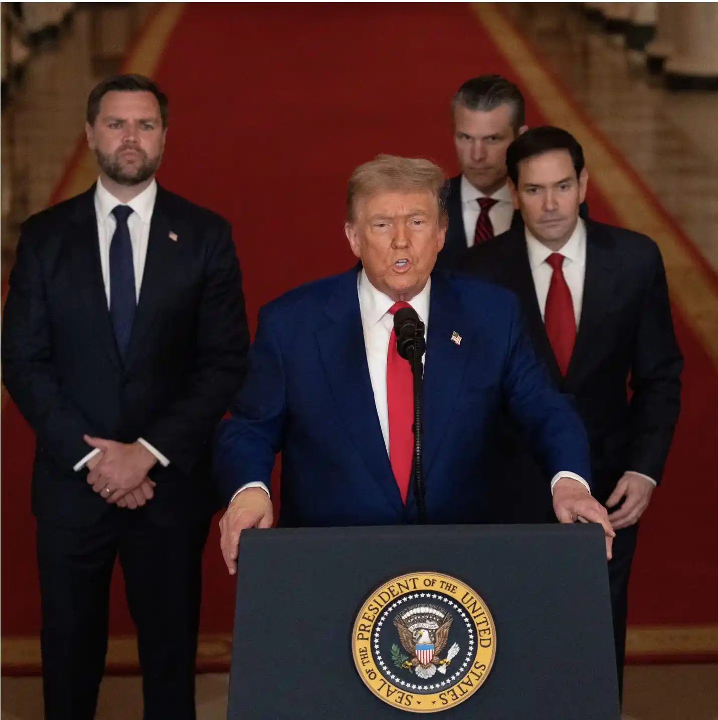 El presidente Trump se dirigió a la nación el sábado por la noche, flanqueado, de izquierda a derecha, por el vicepresidente JD Vance, el secretario de Defensa Pete Hegseth y el secretario de Estado Marco Rubio.
