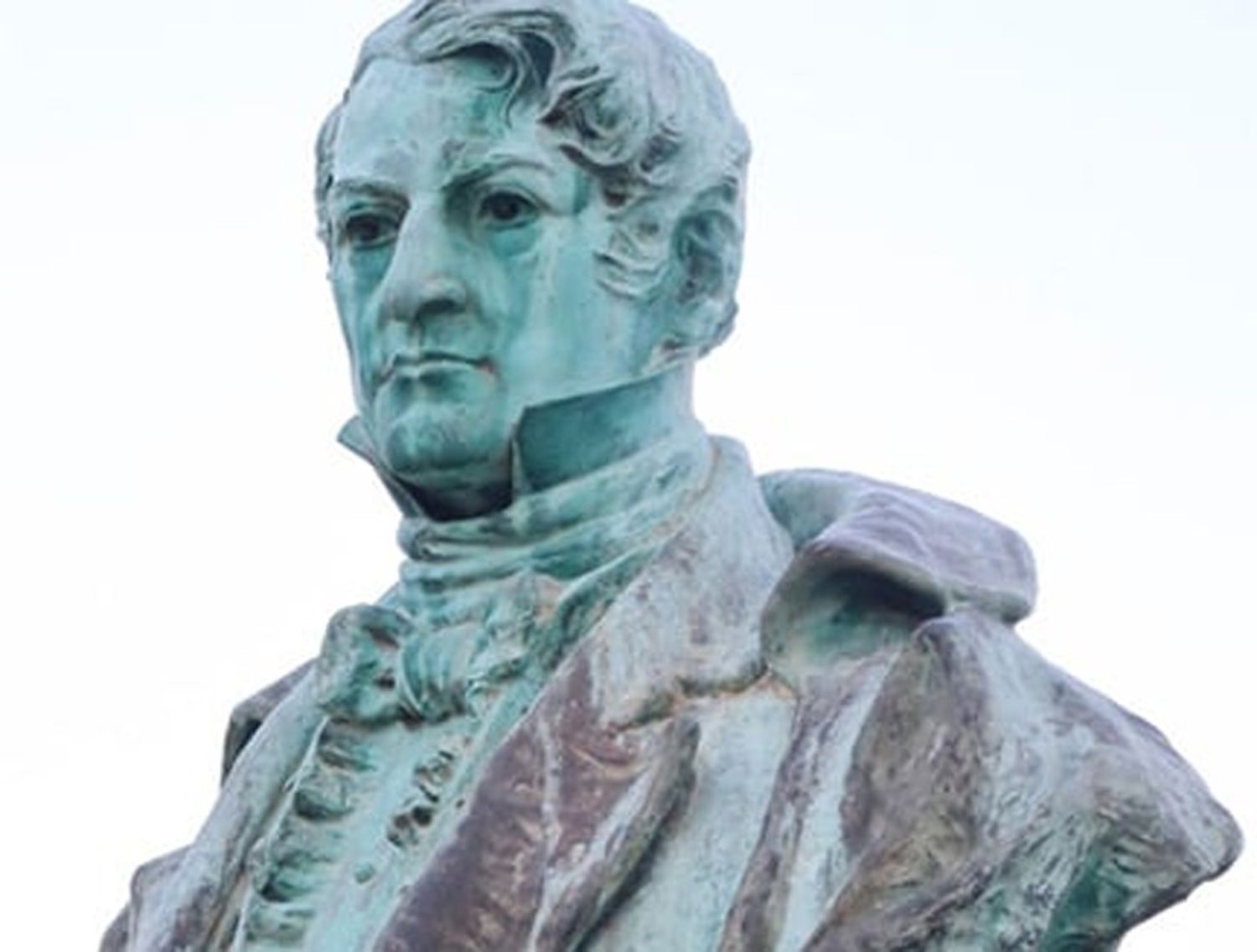 Busto del Gral. Manuel Belgrano en la plazoleta que lleva su nombre frente a la Catedral San Antonio de Padua de Concordia